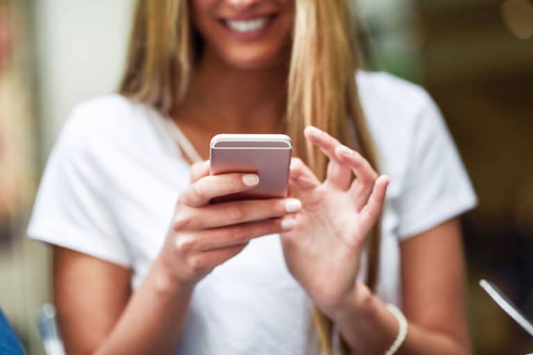 woman sending image